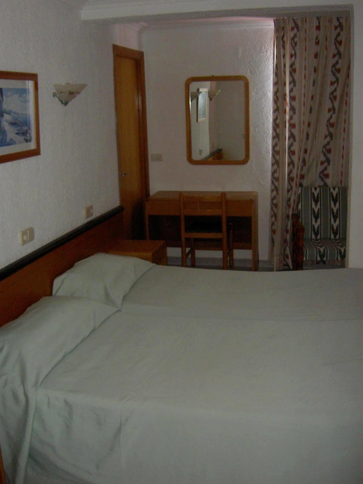Hostal Port Corona Cala Ratjada  Ngoại thất bức ảnh